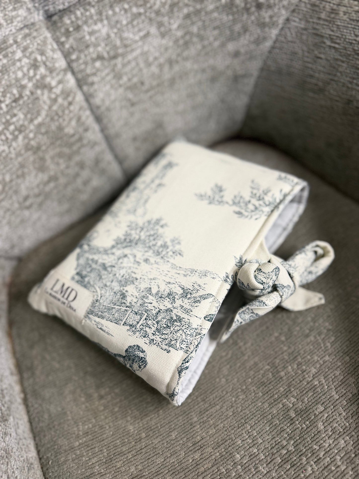 Pochette Livre Toile de Jouy Verte – Format 16 x 23 cm | La Maison de Dina