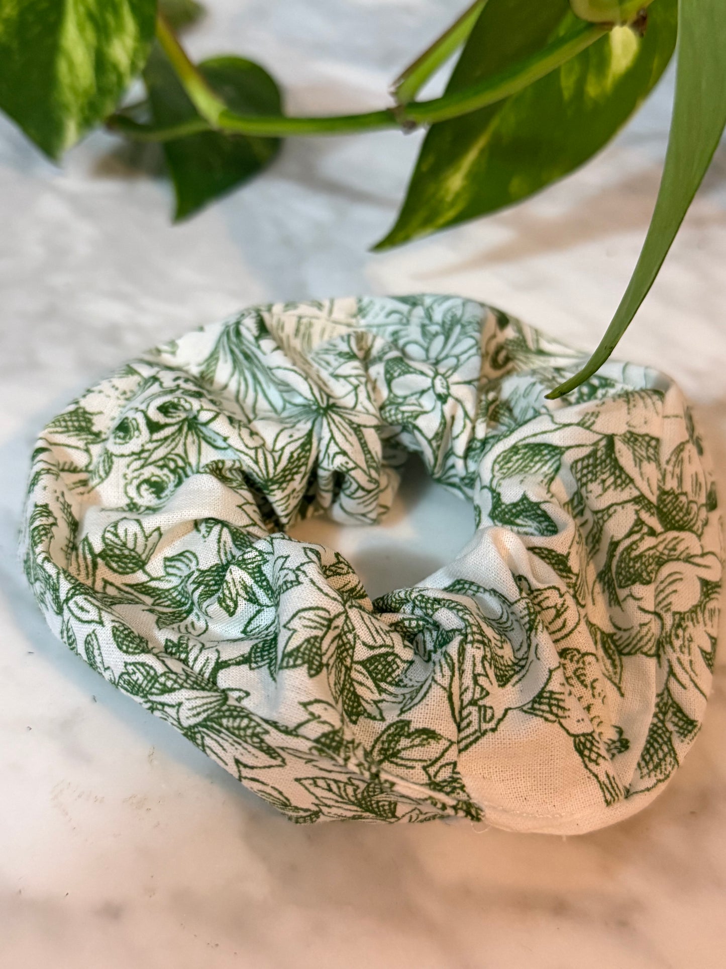 🌿 Chouchou Imprimé Vert – Esprit Nature & Élégance