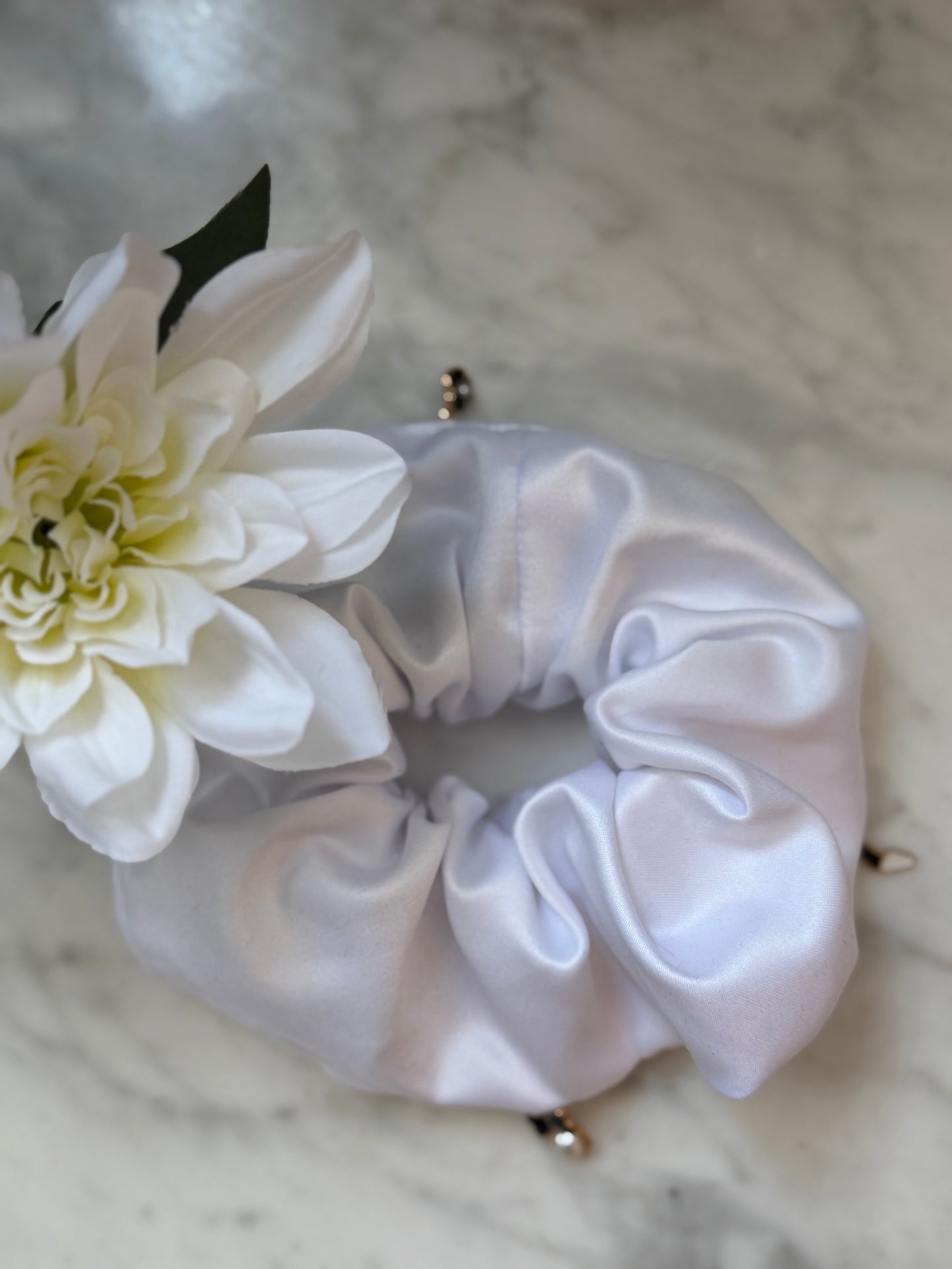 🤍 Chouchou Satin Blanc avec Charms – Élégance Bijou