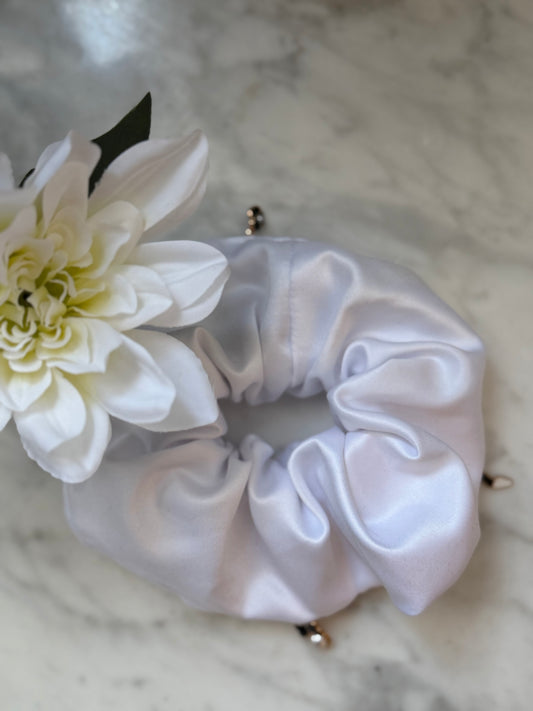 🤍 Chouchou Satin Blanc avec Charms – Élégance Bijou