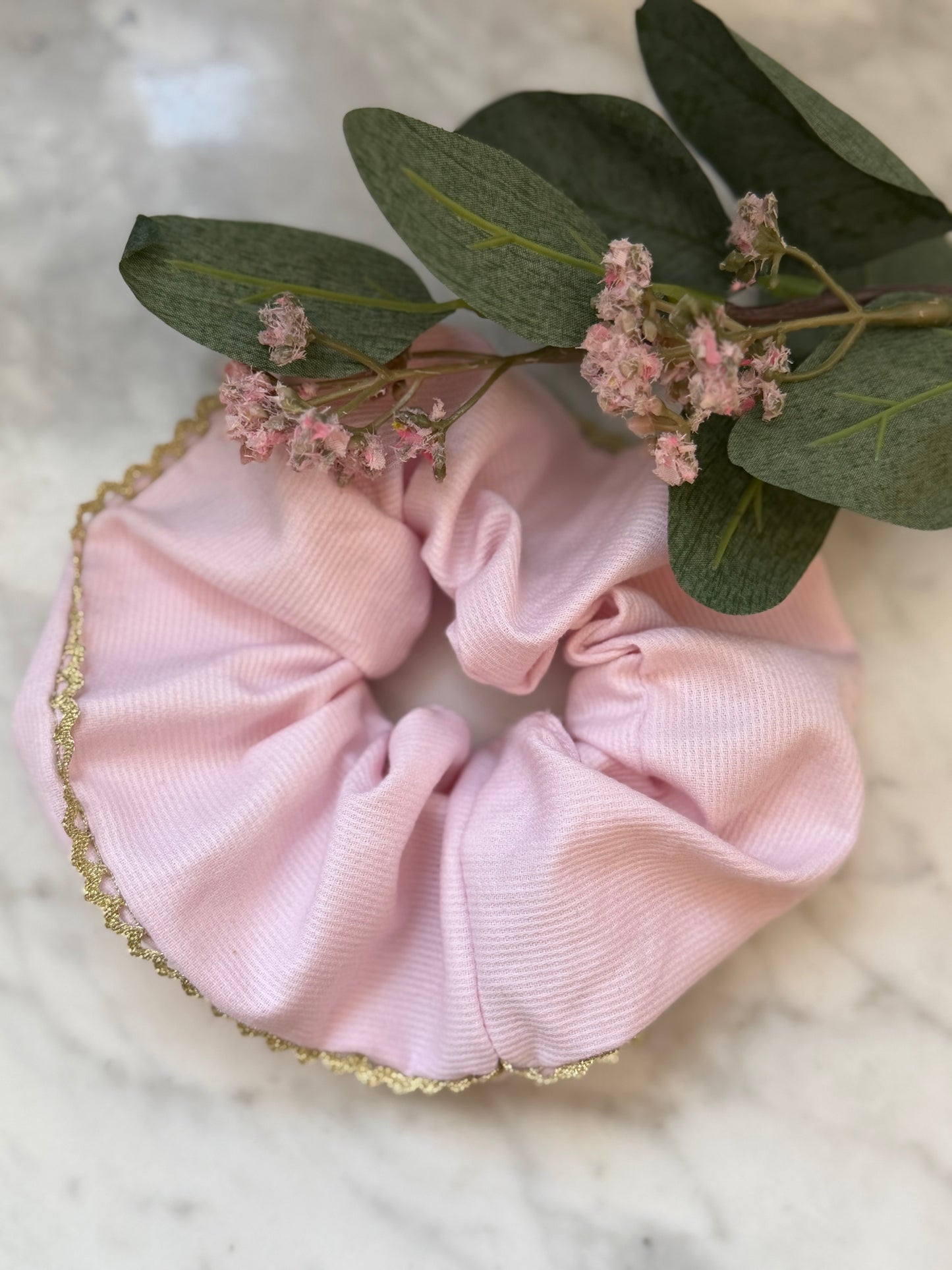 🌸 Chouchou Rose & Finition Dorée – Douceur Élégante