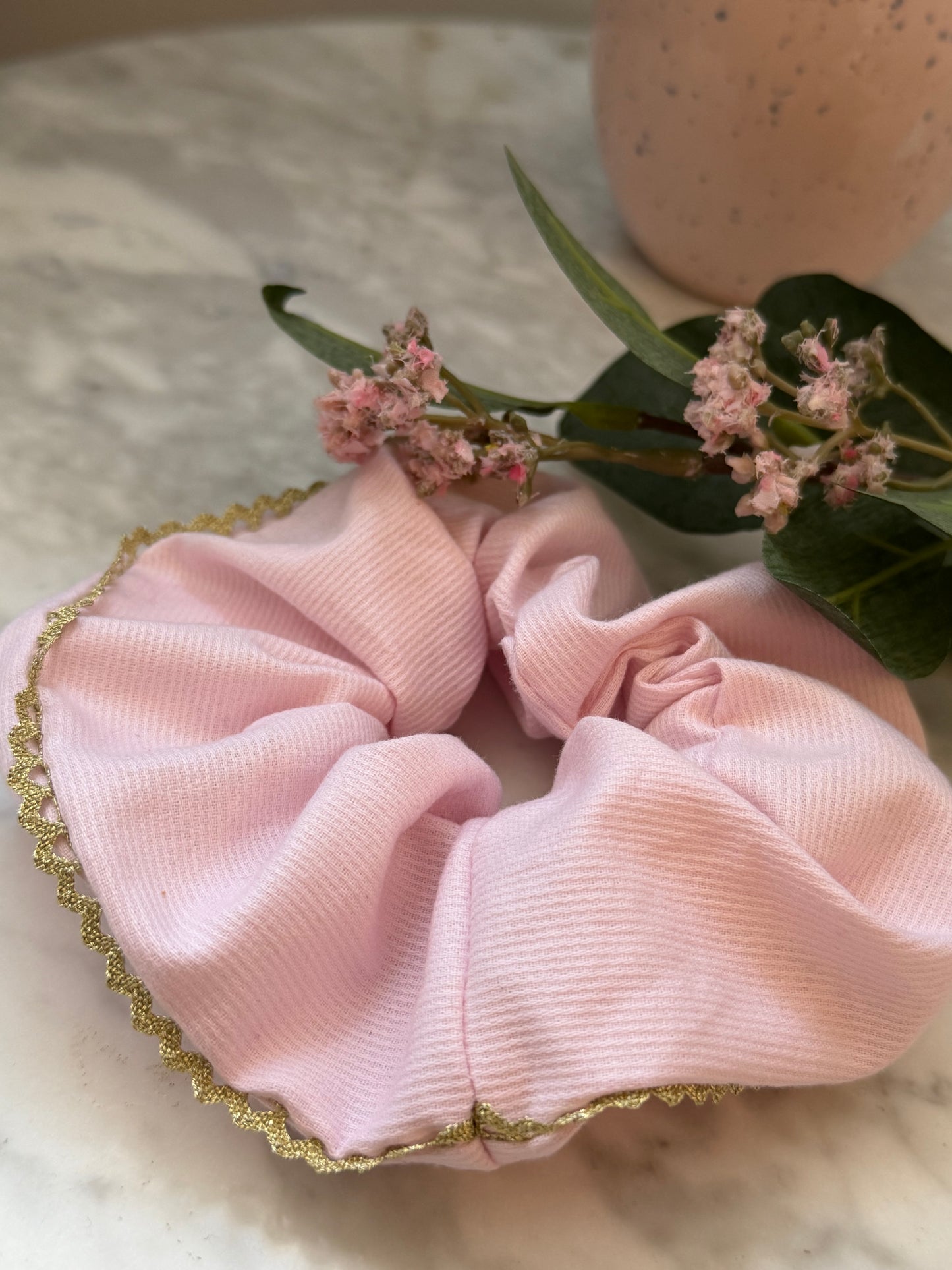 🌸 Chouchou Rose & Finition Dorée – Douceur Élégante