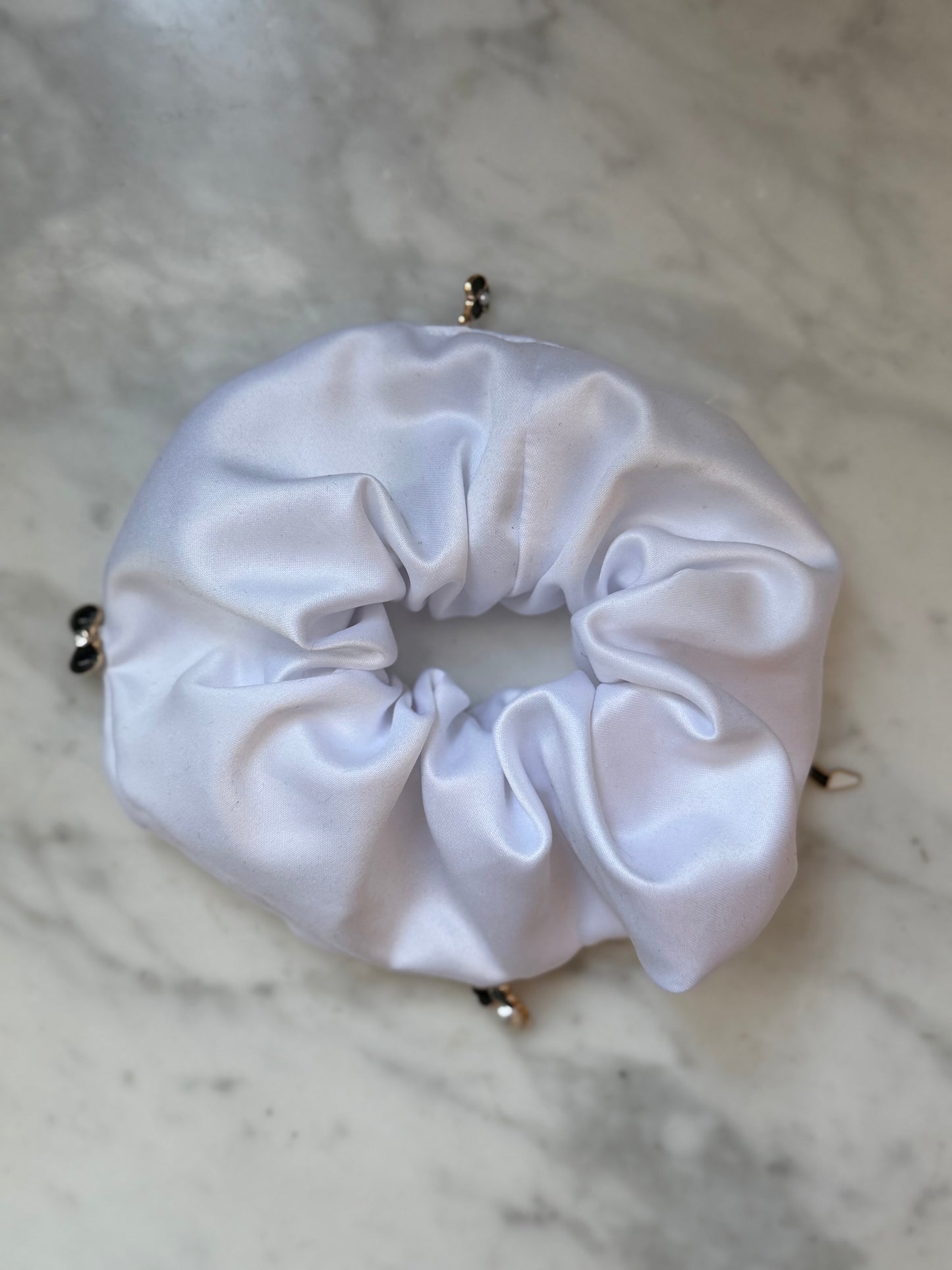 🤍 Chouchou Satin Blanc avec Charms – Élégance Bijou