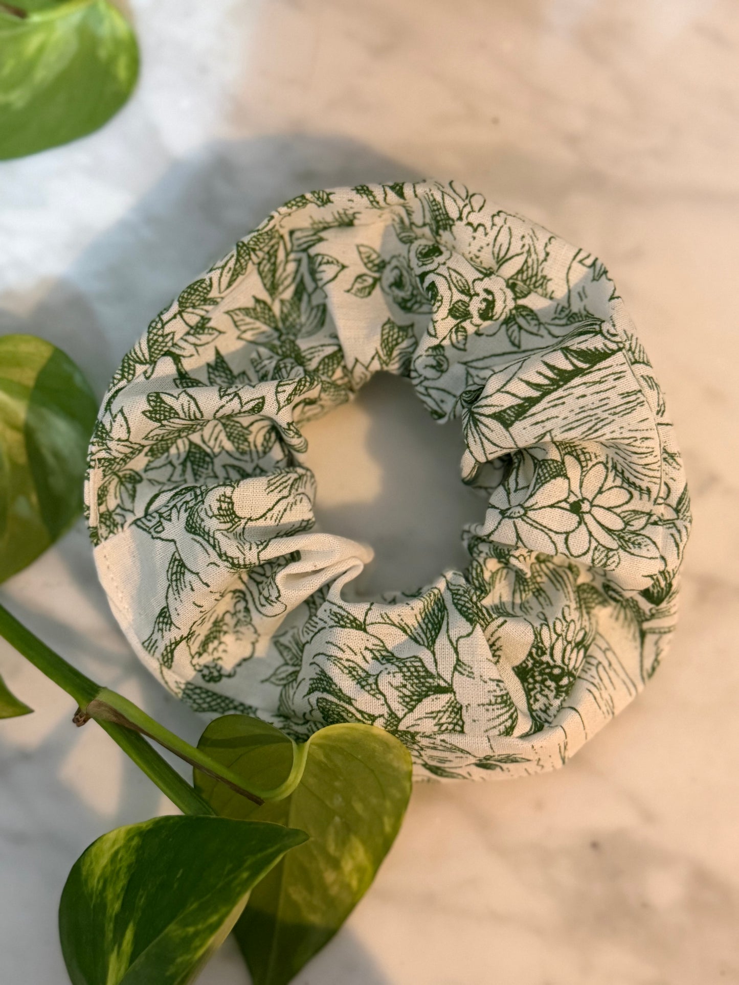 🌿 Chouchou Imprimé Vert – Esprit Nature & Élégance