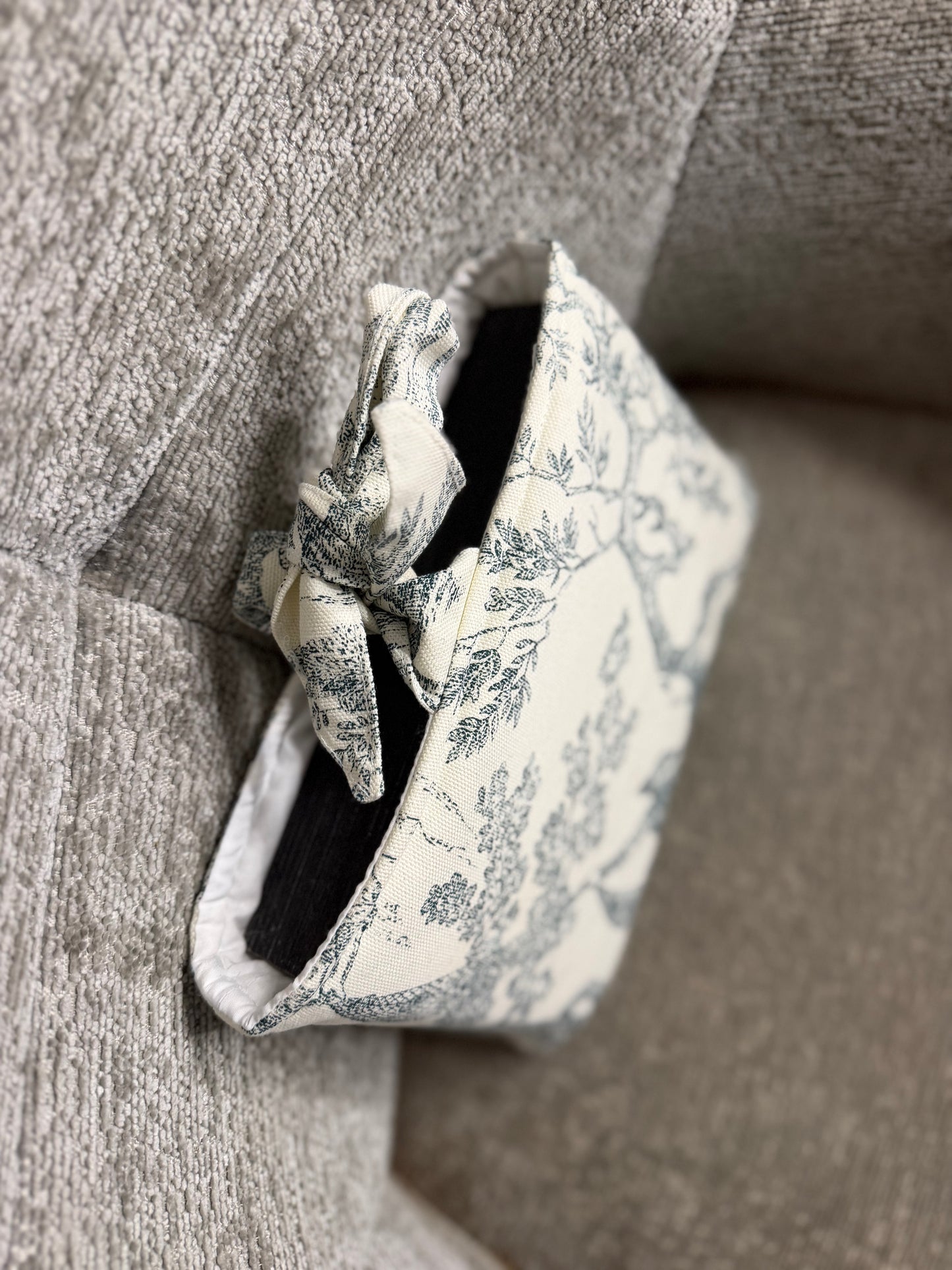 Pochette Livre Toile de Jouy Verte – Format 16 x 23 cm | La Maison de Dina