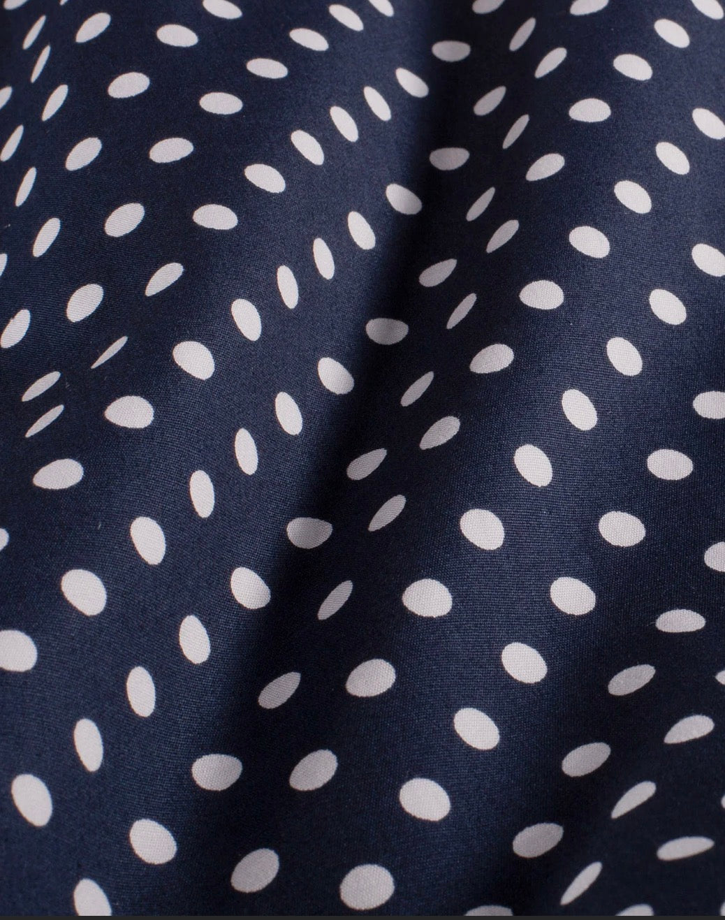 Popeline de coton bleu marine imprimé pois blanc